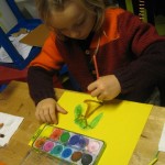 Enfant fait de la peinture en anglais