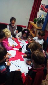 Au Kids School à Montpellier, les enfants répètent et apprennent l’anglais avec plaisir