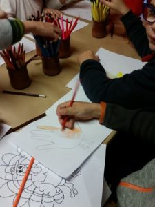 A Montpellier au Kids School les enfants font des travaux manuels en anglais.