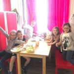 Les enfants apprennent l'anglais à Montpellier pendant les vacances scolaires