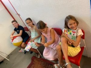 Les enfants apprennent à parler l'anglais à Montpellier